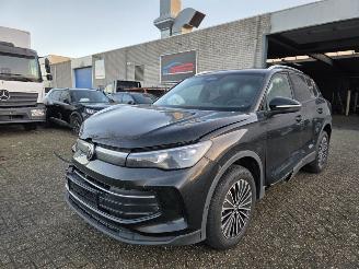 krockskadad bil auto Volkswagen Tiguan 2.0 TDI DSG Virtual Head-Up IQ-Light 360view Navi Stuurverw. Stoelverw. Acc Trekhaak 110KW/150PK 2025/7