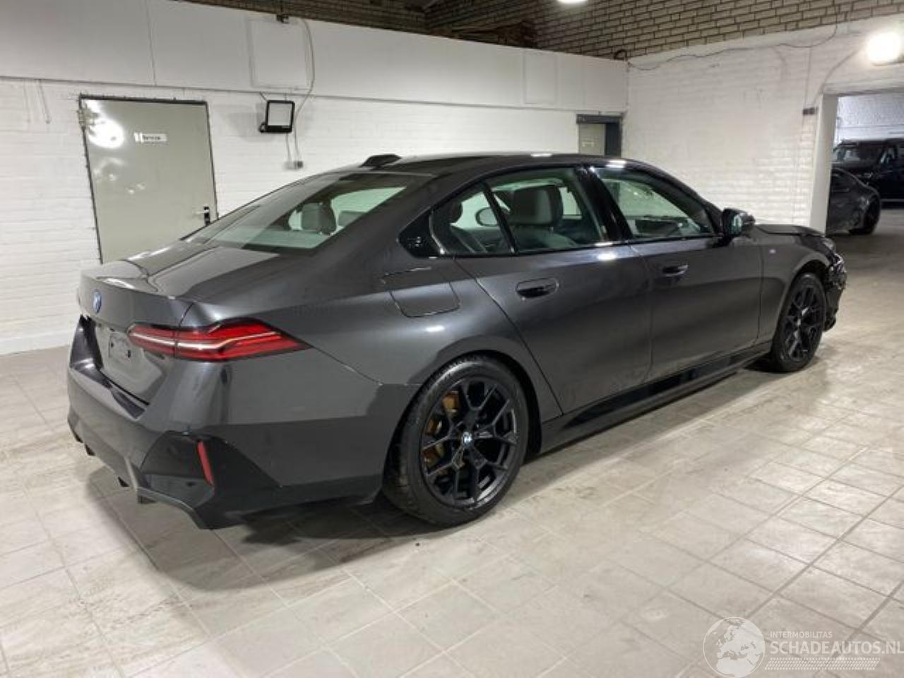 BMW 5-serie e M Sport Pano/AHK/B&W/360/HUD/Navi