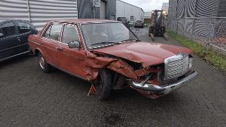 Damaged car Mercedes 200-280 diesel 200 d loopt super!! 1983/1