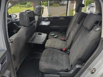 Volkswagen Touran 1.6TDI Autom Higline 7p Pano Trekh Clima Cruise Supermooie auto! picture 22