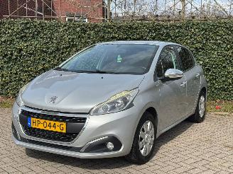 skadebil auto Peugeot 208 1.2 Facelift Urban Soul 2015/12