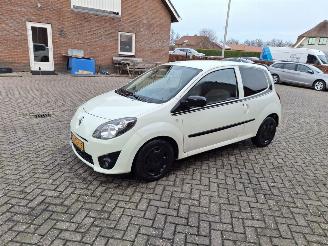 Unfallwagen Renault Twingo 1.2i  75pk airco 2011/10