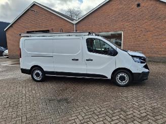 krockskadad bil bedrijf Renault Trafic 2.0 dci 96kw lang   uitvoering navi 2024/6
