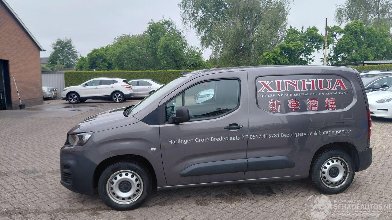 Peugeot Partner 1.5 hdi  131pk  automaat 3 persoons   navi