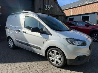 Vaurioauto  commercial vehicles Ford Transit Courier Van COURIER 1.5TDCI NAP AIRCO PDC 2022/12