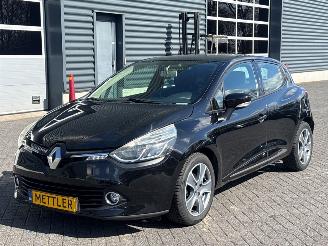 krockskadad bil auto Renault Clio 0.9 Energy TCE 90 12V Hatchback 4Dr Benzine 898cc 66kW (90pk) FWD 2014/1
