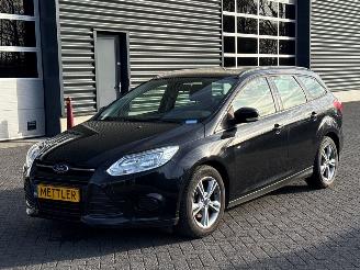 Voiture accidenté Ford Focus 1.0 Ti-VCT EcoBoost 12V 100 Combi/o  Benzine 998cc 74kW (101pk) FWD 2013/12