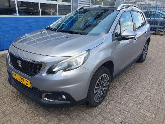 Unfallwagen Peugeot 2008 1.2 PureTech Blue Lion 2017/11