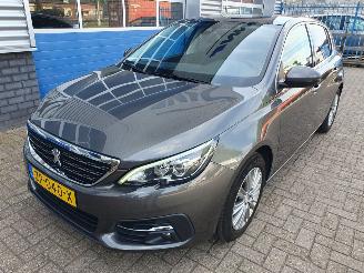 Vaurioauto  passenger cars Peugeot 308 1.2 PureTech Blue Lease Premium 2019/7