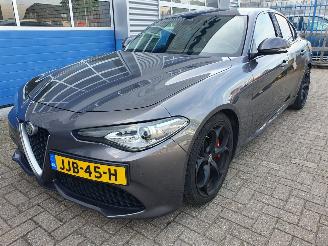 skadebil auto Alfa Romeo Giulia 2.0T AWD Veloce Automaat 2017/10