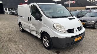 krockskadad bil bedrijf Renault Trafic 2.0 DCI Airco Navi 3-pers 2011/11