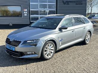 Coche accidentado Skoda Superb Combi 2.0 TDI Style Business 2019/10
