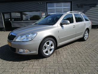 Vaurioauto  passenger cars Skoda Octavia Combi 1.2 TSI Elegance 2012/1