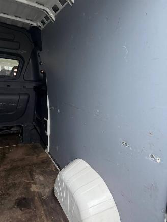 Peugeot Boxer 335 2.2 BlueHDi 140 L3H2 Premium DC 5 zitplaatsen picture 10