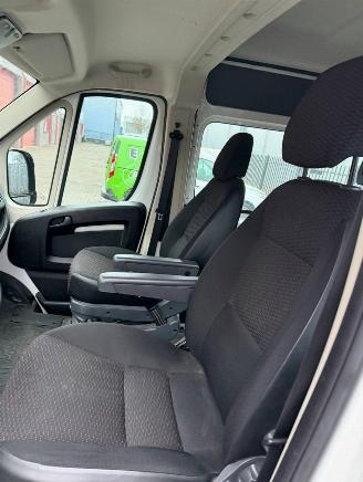 Peugeot Boxer 335 2.2 BlueHDi 140 L3H2 Premium DC 5 zitplaatsen picture 6