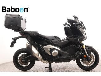 krockskadad bil motor Honda  X-ADV 2021/4