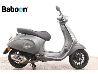 krockskadad bil bromfiets Vespa  Sprint 45KM 2022/4