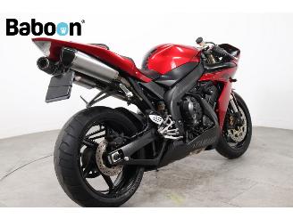 Yamaha  YZF-R1 picture 2