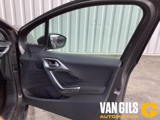 Peugeot 2008 2008 (CU), MPV, 2013 / 2019 1.2 12V e-THP PureTech 110 picture 11