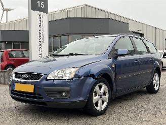uszkodzony samochody osobowe Ford Focus Wagon 1.6-16V Futura 2005/7
