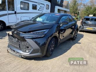 Vrakbiler auto Toyota C-HR C-HR (X2,H2), SUV, 2023 1.8 16V Hybrid 140 2025/2