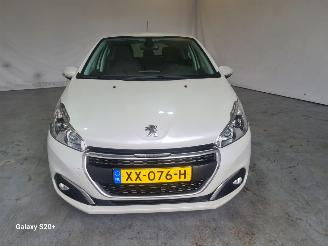Peugeot 208 1.2 PureT. Signature picture 2