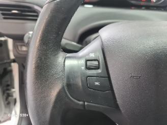 Peugeot 208 1.2 PureT. Signature picture 20