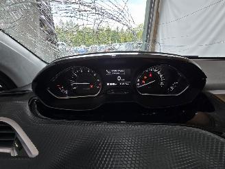 Peugeot 208 1.2 PureTech Allure picture 30
