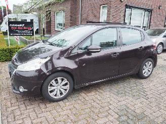 krockskadad bil motor Peugeot 208 1.2 Vti active 2013/11