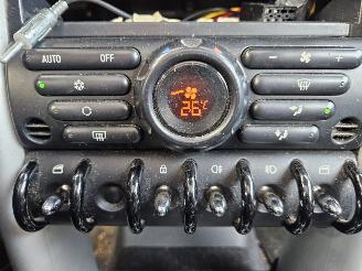 Mini Mini 1.6 16V Cooper Hatchback  Benzine 1.598cc 85kW (116pk) FWD picture 14