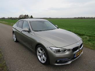 krockskadad bil auto BMW 3-serie 330e Automaat  Hybride Elektriciteit Benzine Sedan 2016 2016/7