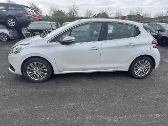 Peugeot 208  picture 2