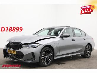 krockskadad bil auto BMW 3-serie 330E M-Sport Schuifdak H/K Memory HUD LRHZ Camera AHK 2023/3