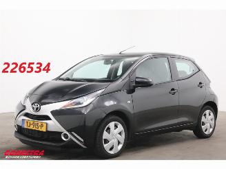 begagnad bil auto Toyota Aygo 1.0 VVT-i x-play Aut. Airco Camera Bluetooth 98.797 km! 2016/12
