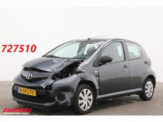 krockskadad bil auto Toyota Aygo 1.0 VVT-i Now 5-DRS Navi Airco 96.456 km! 2013/9