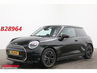skadebil auto Mini Cooper SE Favoured M 54.2 kWh Pano LED ACC Leder Camera SHZ 2.035 km! 2026/1
