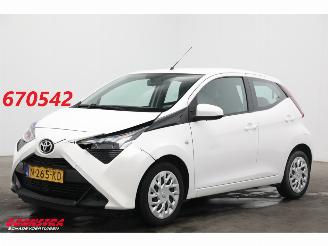 skadebil auto Toyota Aygo 1.0 VVT-i x-play Navi Airco Cruise Camera 2022/2