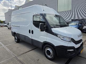 krockskadad bil bedrijf Iveco Daily 35S12V 2.3 352 H2L2 3,prs Bjr.2017 2017/12
