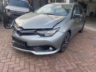 damaged passenger cars Toyota Auris Auris (E18), Hatchback 5-drs, 2012 / 2019 1.8 16V Hybrid 2017