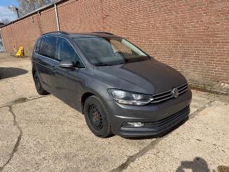 krockskadad bil auto Volkswagen Touran 1.2 TSI 7 Persoons 2015/10