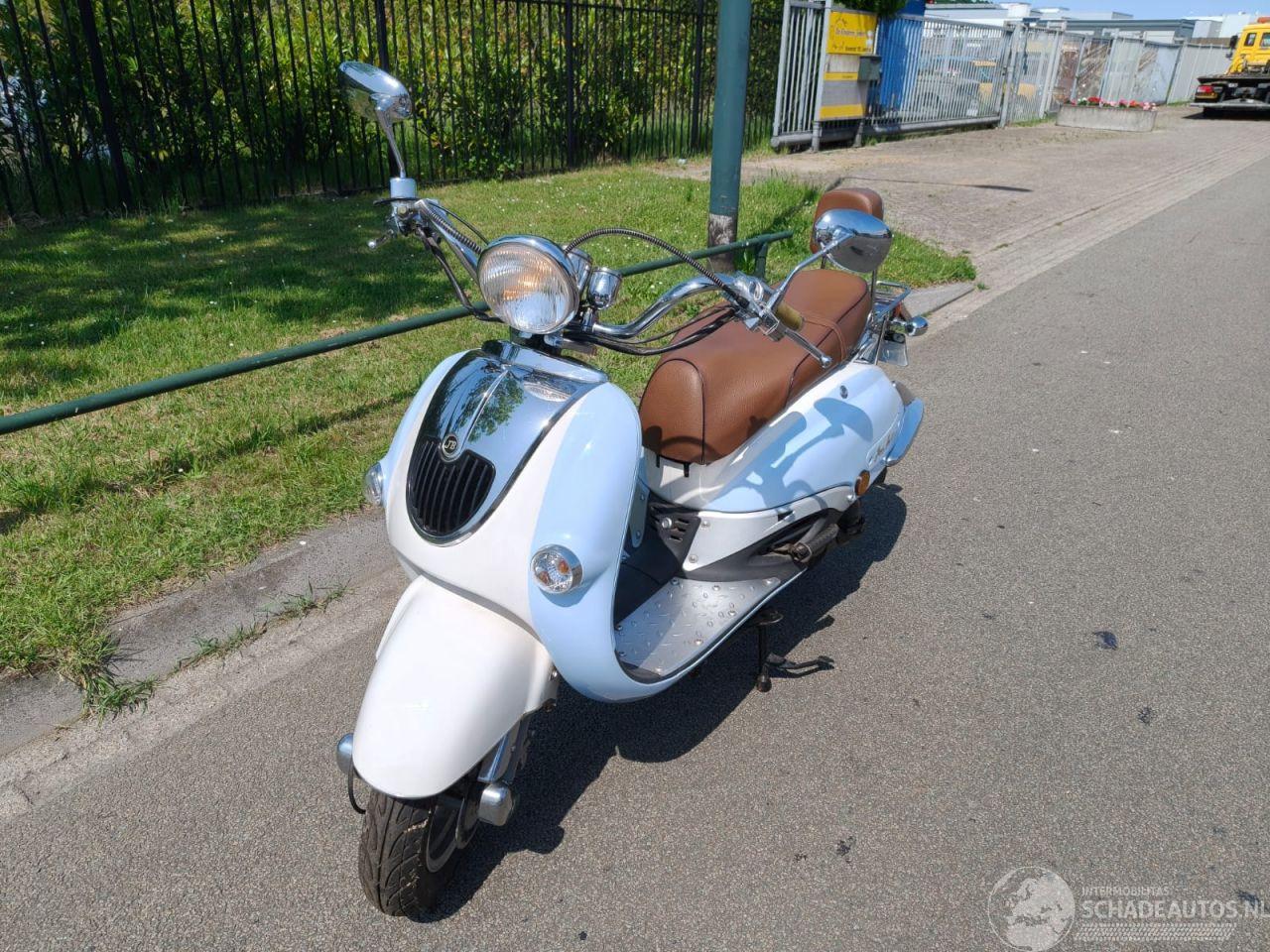 Znen ZN50QT-HS snorscooter met origineel 279 km gelopen !!!!