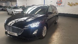 Damaged car Ford Focus 1.5 ECOBOOST 12V COMBI  BENZ 1.496CC 110KW 150PK 2020/12