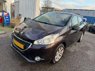damaged passenger cars Peugeot 208 1.2 VTi Blue Lease 2012/8
