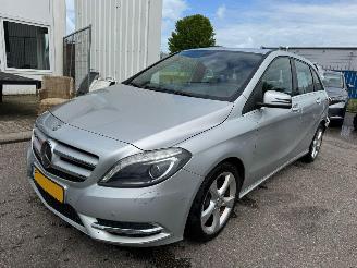 skadebil auto Mercedes B-klasse 180 AUTOMAAT Ambition 2014/3
