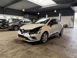 skadebil auto Renault Clio 0.9 TCe Limited 2017/9