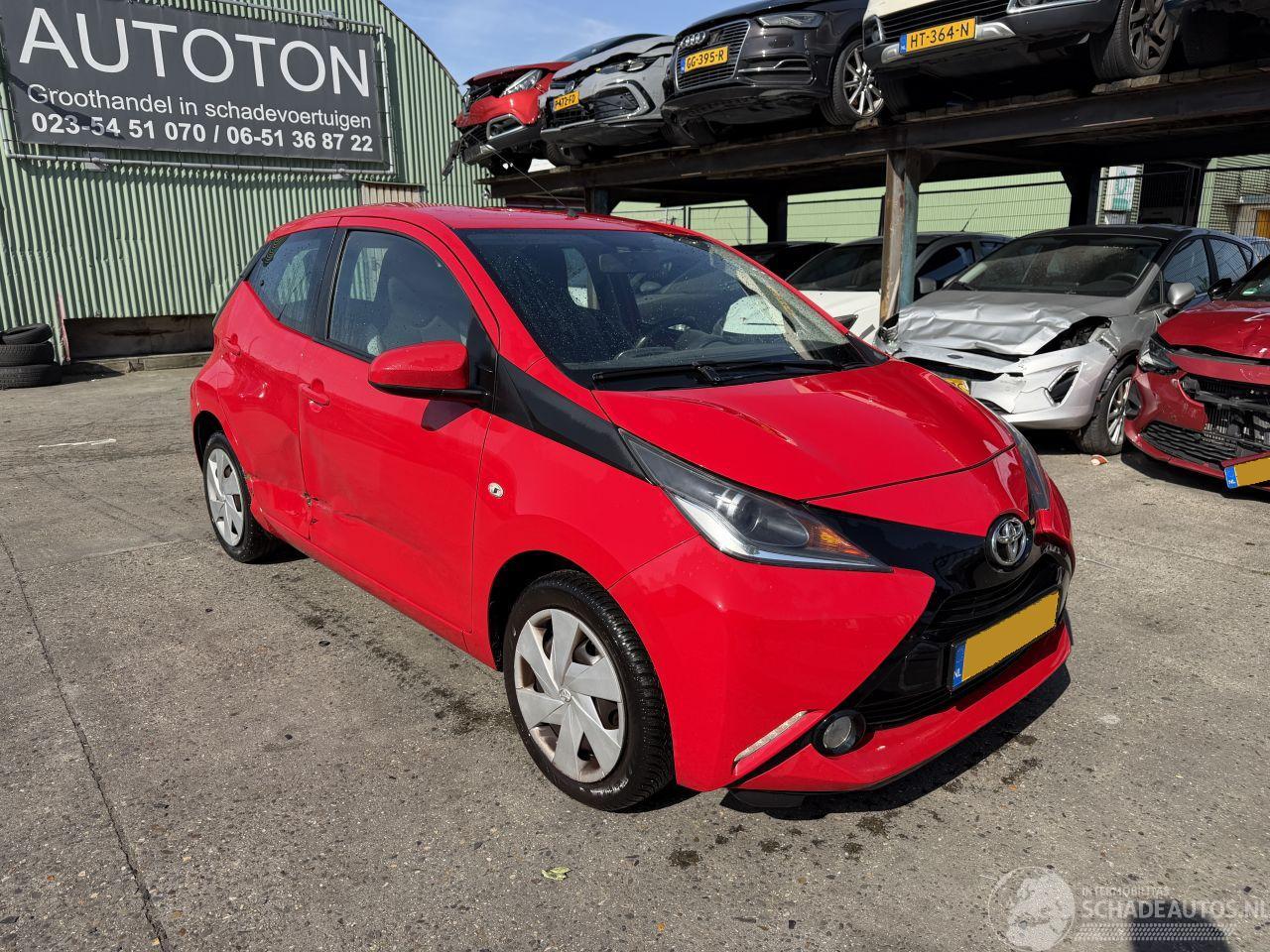 Toyota Aygo 1.0 VVT-I X-Play Airco Navi Led Camera 5-Drs
