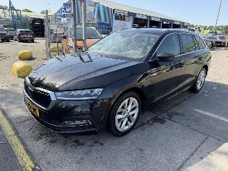 Coche accidentado Skoda Octavia 1.0 e-TSI 81KW DSG Clima Navi Led Business Edition NAP 2021/6