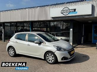 krockskadad bil auto Peugeot 208 1.2 PureTech Blue Lion Navigatie Airco Cruise 2016/11