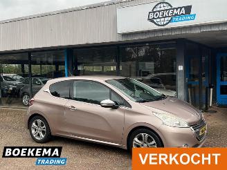 Schadeauto Peugeot 208 1.6 VTi Allure Leder Navi Climate Cruise PDC 2013/4