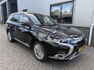 Vaurioauto  passenger cars Mitsubishi Outlander 2.4 PHEV S-Edition 2018/10